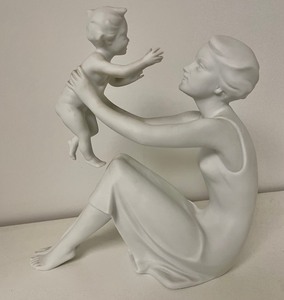 lot 99 image: Mother and Child Statue by Kaiser of West Germany