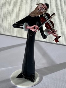 lot 44 image: Gianni Toso Fiddle Playing Hand Blown Rabbi Figurine