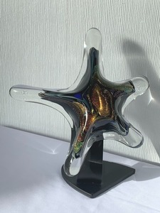 lot 45 image: Beautiful Star Shaped Art Glass by Rollin Karg