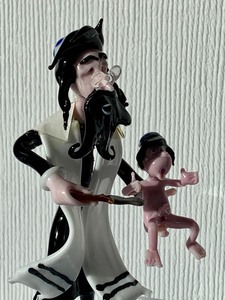 lot 41 image: Hand Blown Moretti Reffaele Murano Rabbi Figurine- Babys Bris