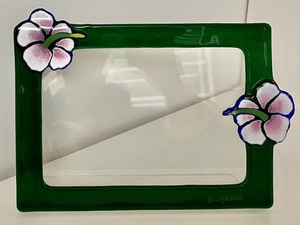 lot 124 image: Six Pretty Picture Frames