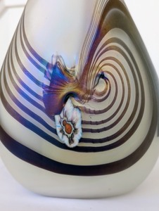 lot 20 image: Iridescent Swirled Art Glass Vase