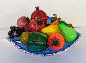 lot 21 image: Gorgeous Art Glass Fruit Bowl