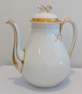 lot 221 image: Haviland Cream and Gold Three Piece Tea Set