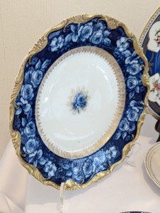 lot 225 image: Assorted Vintage Painted Dishes