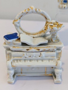lot 250 image: Victorian Vanity Themed Fairing Trinket Boxes