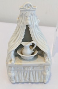 lot 252 image: Victorian Washbasin Themed Fairing Trinket Boxes