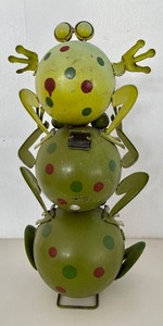 lot 350 image: Metal Frog Garden Decor