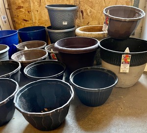 lot 190 image: Lot of Planters