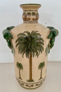 lot 360 image: 2 Pretty Vases