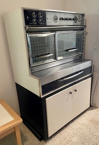 lot 379 image: AMAZING Vintage Fridgidaire Custom Imperial Flair Stove and Oven
