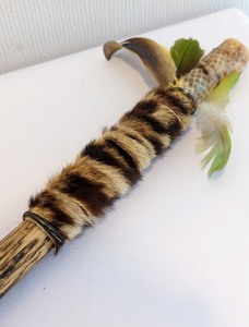 lot 286 image: Decorative Vintage Native Blow Gun and Darts