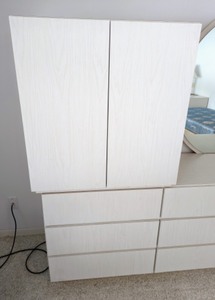 lot 302 image: White Mirrored Contemporary Dresser