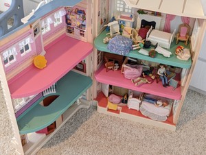 lot 305 image: Fisher Price Loving Family Townhouse