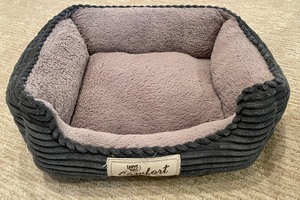 lot 340 image: Dog Comfort Lot