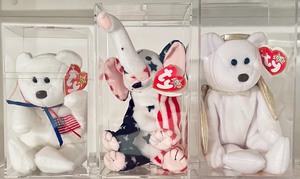 lot 332 image: Assorted Beanie Babies in Clear Display Cases