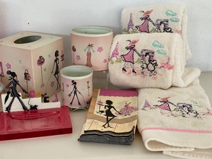 lot 400 image: Fun and Whimsical Bathroom Decor