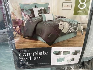 lot 399 image: King Bedding Set