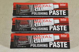 lot 32 image: United Cutlery Metal Glo Polishing Paste