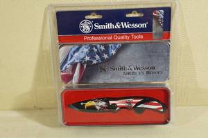 lot 54 image: Smith & Wesson Patriotic Folding Pocket Knife