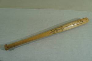 lot 10 image: Vintage Hillerich & Bradsby Louisville Slugger 125LL Ernie Banks Baseball Bat
