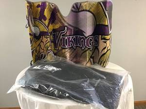lot 330 image: Set of 4 OutBack Black Floor Mats & Viking Sun Visor Sun Shade