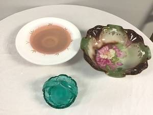 lot 364 image: Decorative glassware