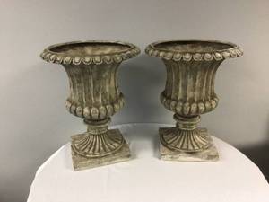 lot 382 image: Set of 2 Outdoor Planters