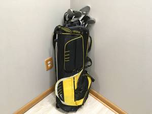 lot 1077 image: Nike Golf Bag w Cleverland Golf Clubs