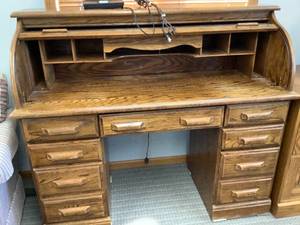 lot 2 image: Roll Top Desk w Desk Lamp