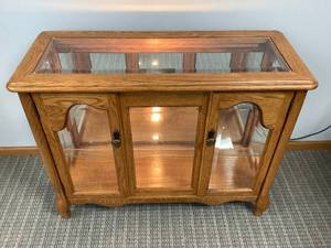 lot 9 image: Small Curio Cabinet