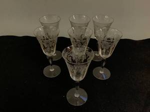 lot 55 image: 12 Piece Goblet Wine Glasses