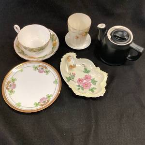 lot 64 image: Vintage 7 Piece Set
