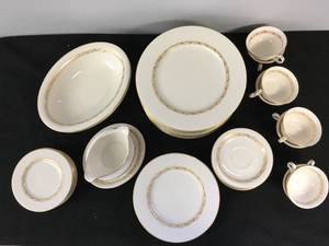 lot 33 image: Castleton China Carlton 48 Piece Set