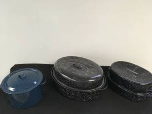 lot 35 image: 2 Roasting Pans and 1 Pot