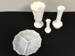 lot 40 image: 4 Piece Milk Glass Set
