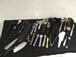 lot 87 image: Kitchen Utensil Set