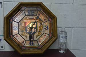 lot 14 image: Heilmans Old Style light up clock
