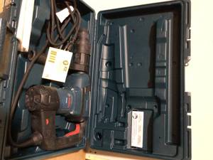 Bosch RH540M-RT 12 Amp 1-916 in. SDS-max Combination Rotary Hammer used in working condition see pictures