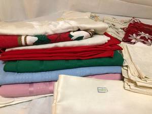 lot 31 image: Lot of Tablecloths and Tablerunners