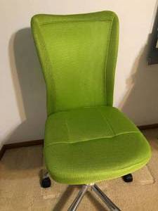 lot 11 image: Modern Lime Green Mesh Desk Chair