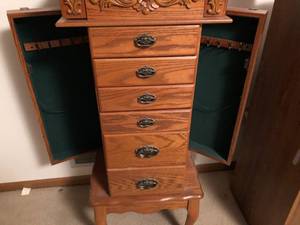 lot 121 image: Jewelry Case