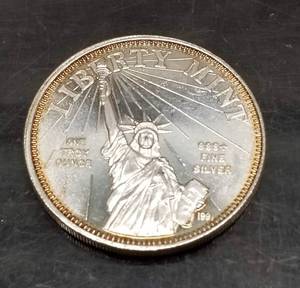 lot 21 image: 1 TROY OZ .999 FINE SILVER LIBERTY MINT CONSTITUTION ROUND