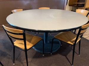 lot 39 image: Roundtable 60 Inch with Five Chairs