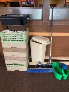 lot 170 image: Dish Racks & Cleaning Supplies