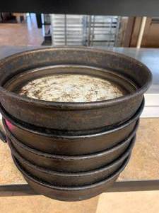 lot 232 image: Lot of 5 Medium Metal Pizza Pans 9