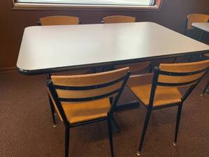 lot 15 image: Table & 4 Chairs 48X 30 (Chairs 30 Tall)