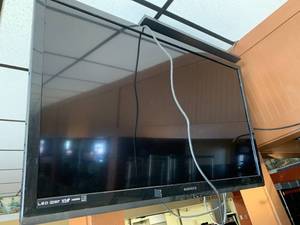 lot 282 image: Magnavox 39 inch television