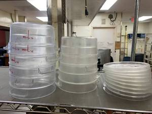 lot 303 image: Lot of 9 Containers with Lids 2 Qt