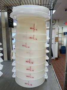 lot 304 image: Lot of 6 White Containers with Lids 2 Qt